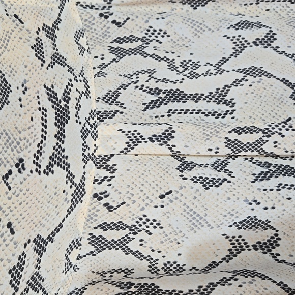 Express Button-down Sleeveless Top - Picture 6 of 7